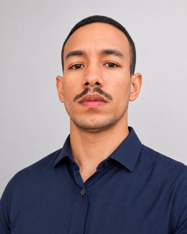 Salatiel Barros, técnico de informática, de camisa azul-marinho